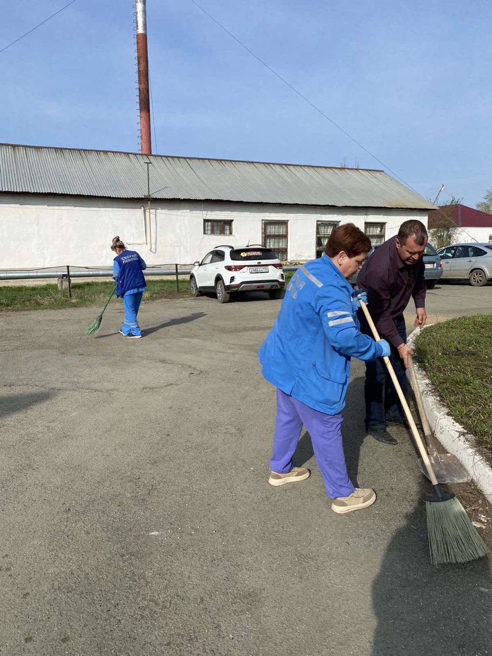 Сотрудники Увельской ЦРБ провели субботник на территории больницы |  23.04.2024 | Увельский - БезФормата